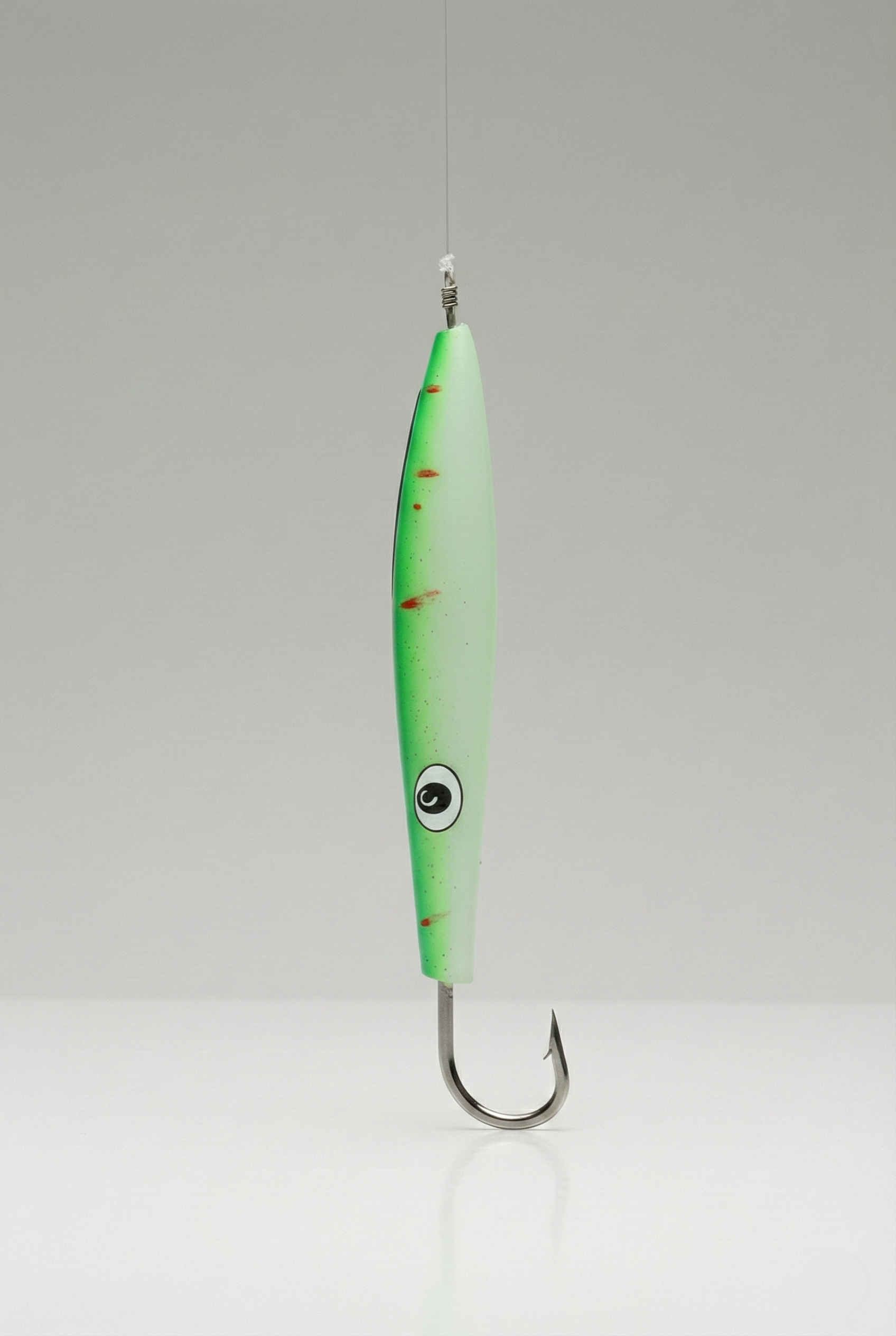 Señuelo de pesca para atún Cedar Marea Final en color Lumo, diseñado para máxima visibilidad en el ataque.