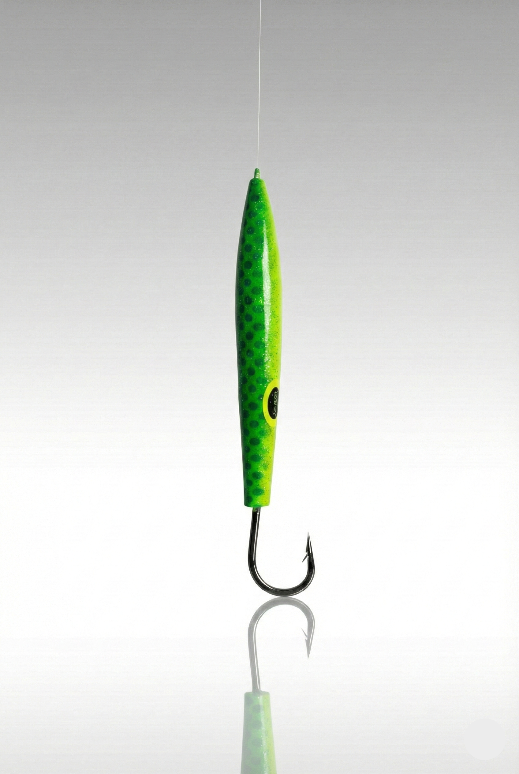 Señuelo de pesca técnico Cedar Marea Final Verde con anzuelo de alta resistencia para grandes depredadores.